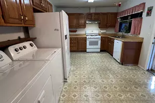 909 Rindie St, Irving, TX 75060 - Photo 5