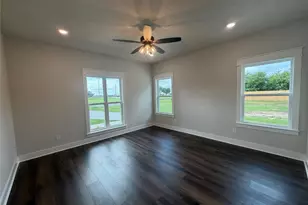 518 Strong St, Bowie, TX 76230 - Photo 5