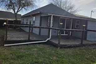 605 N Snyder Ave, Justin, TX 76247 - Photo 3