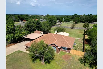 302 Robins Way, Granbury, TX 76048 - Photo 3