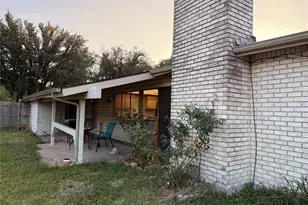 806 Pinehill Ln, Grand Prairie, TX 75052 - Photo 13