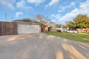 825 Meadowdale Rd, Arlington, TX 76017 - Photo 13