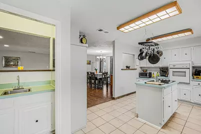 2421 Parkwood Drive, Grand Prairie, TX 75050 - Photo 11