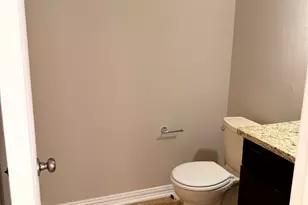 1000 Lamesa Ct, Irving, TX 75063 - Photo 11