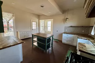 725 W 10th St, Bonham, TX 75418 - Photo 9