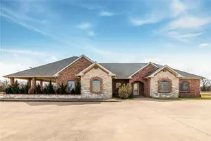 401 Center Ct Dr, Bridgeport, TX 76426 - Photo 3