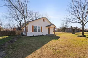 801 E Brown St, Ennis, TX 75119 - Photo 1