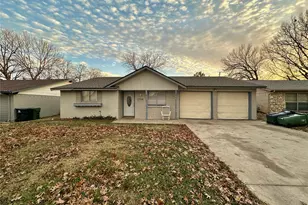 2704 Buena Vista Dr, Arlington, TX 76010 - Photo 1