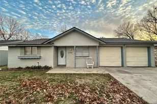 2704 Buena Vista Dr, Arlington, TX 76010 - Photo 3