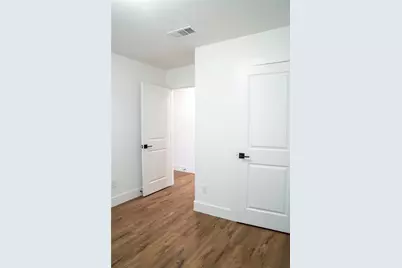 907 E 10th Street, Bonham, TX 75418 - Photo 11