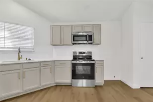 403 Kalmia Dr, Arlington, TX 76018 - Photo 11