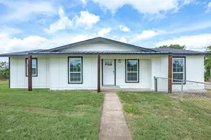 526 Jack Grace Hill Rd, Bowie, TX 76230 - Photo 3