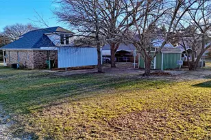 309 E Howell St, Saint Jo, TX 76265 - Photo 3