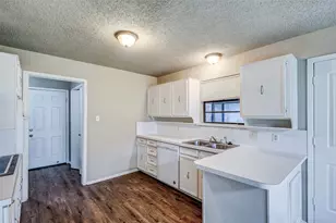 105 Lakeway Dr, Benbrook, TX 76126 - Photo 9