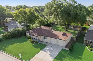 404 E Alexander Ln, Euless, TX 76040 - Photo 3