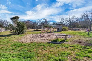 706 E Criner St, Grandview, TX 76050 - Photo 29