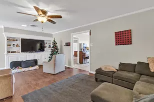 706 E Criner St, Grandview, TX 76050 - Photo 9