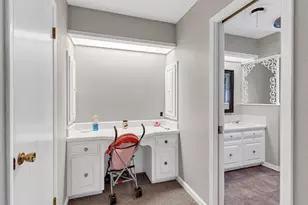 706 E Criner St, Grandview, TX 76050 - Photo 17