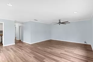 907 W Bridge, Granbury, TX 76048 - Photo 5