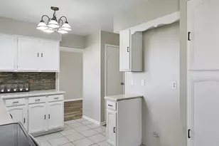 415 Creekmeadow Ln, Lewisville, TX 75067 - Photo 9