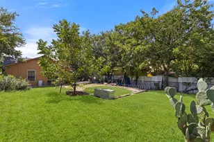 2821 Burchill Rd S, Fort Worth, TX 76105 - Photo 23