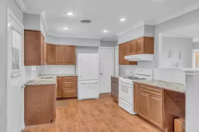 706 S Wildwood Drive, Irving, TX 75060 - Photo 9