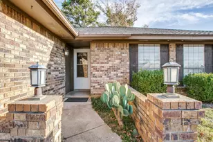 209 Ginger Ln, Euless, TX 76039 - Photo 3