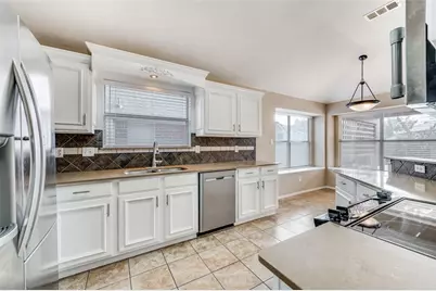 730 W Lonesome Dove Trail, Arlington, TX 76001 - Photo 11