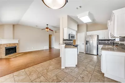 730 W Lonesome Dove Trail, Arlington, TX 76001 - Photo 9