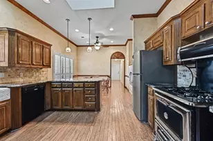 304 Trollinger St, Whitesboro, TX 76273 - Photo 5