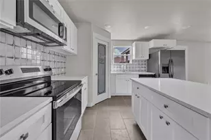 513 Creekbend St, Crowley, TX 76036 - Photo 11