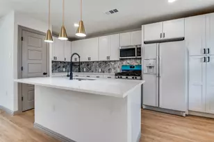 918 SW 4th St, Grand Prairie, TX 75051 - Photo 9