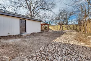 918 SW 4th St, Grand Prairie, TX 75051 - Photo 21