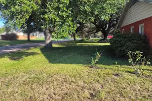 806 E Tyler St, Mexia, TX 76667 - Photo 3