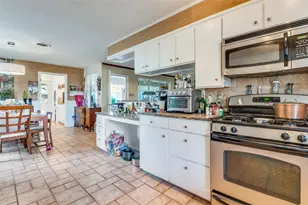 305 Cedar Creek Ct, Fort Worth, TX 76103 - Photo 13