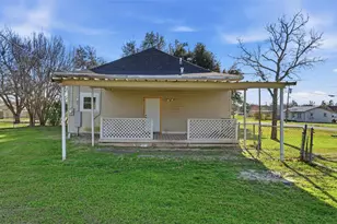 602 Cedar St, Lott, TX 76656 - Photo 21