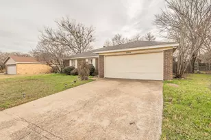 4004 Cypress Springs Dr, Arlington, TX 76001 - Photo 3