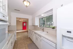 2124 Ridge Ln, Grapevine, TX 76051 - Photo 9