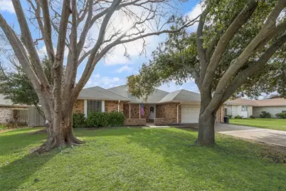 449 Meadowhill Drive, Benbrook, TX 76126 - Photo 5