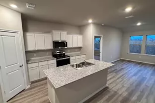 560 Marsh St, Cleburne, TX 76033 - Photo 3