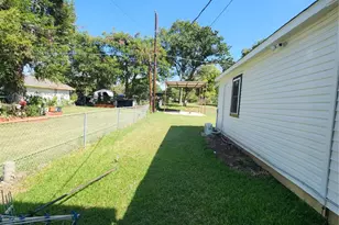 722 22nd St, Grand Prairie, TX 75050 - Photo 25