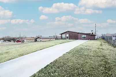 702 E Decatur Street, Bowie, TX 76230 - Photo 3