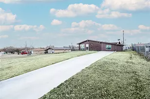 702 E Decatur St, Bowie, TX 76230 - Photo 3