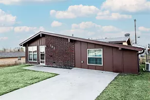 702 E Decatur St, Bowie, TX 76230 - Photo 5