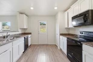 1321 Eagle Lake Dr, Azle, TX 76020 - Photo 9