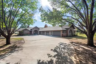 1070 Lakeview Ct, Copper Canyon, TX 76226 - Photo 3