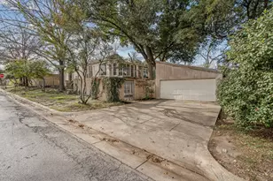 2410 Halloran St, Fort Worth, TX 76107 - Photo 3