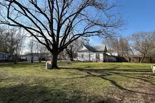 401 E Spruce St, Whitewright, TX 75491 - Photo 21