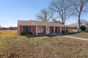 2134 Wellington Dr, Grand Prairie, TX 75051 - Photo 3