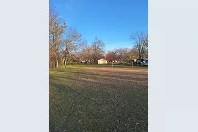 513 S San Antonio Street, Wolfe City, TX 75496 - Photo 3